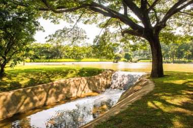 Su, Tayland 'daki küçük beton kanala taşar..