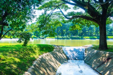 Su, Tayland 'daki küçük beton kanala taşar..