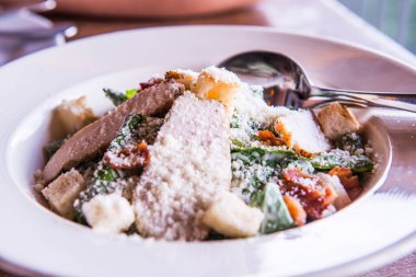 Peynirli Sezar salatası, Tayland.