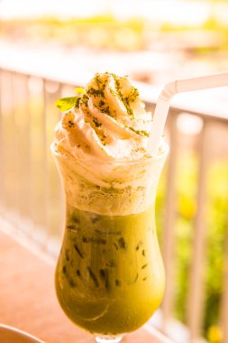 Krem şantili buzlu yeşil çay, Tayland.