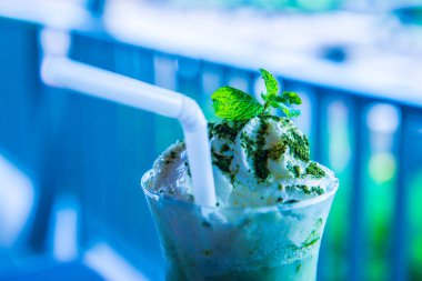 Krem şantili buzlu yeşil çay, Tayland.