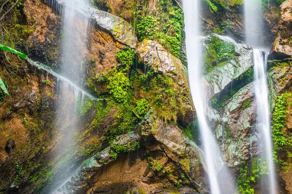 Tayland 'ın Chiangmai ilinde Mork Fa şelalesi.