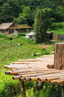 Tayland 'ın Chiangmai bölgesindeki Mon Jam tepesinde bambu zeminli ahşap bank..