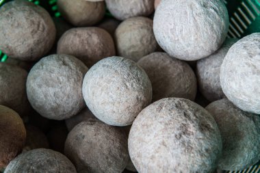 Bir grup mermer top Loknimit, Tayland 'a hazırlanıyor.