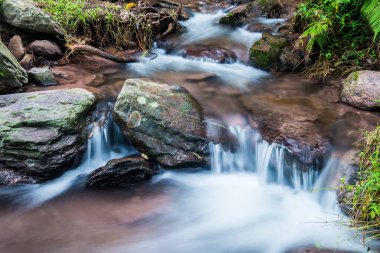 Champa Tanga Şelalesinde Su Akıyor, Tayland.