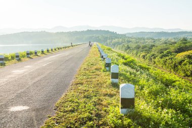 Mae Tam rezervuarındaki küçük yol, Tayland.