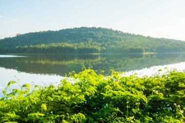 Mae Tam rezervuarının manzara görüntüsü, Tayland.