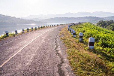 Mae Tam rezervuarındaki küçük yol, Tayland.
