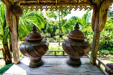 Tayland 'da parkta bir sürahi terracotta..