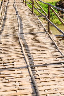 Tayland 'da bambu köprüsü döşemesi.