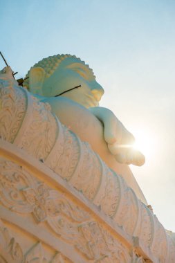 Beyaz Buda heykeli, Tayland 'daki Phra Maeyen tapınağında yapım aşamasında..