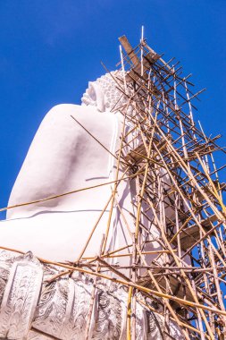 Beyaz Buda heykeli, Tayland 'daki Phra Maeyen tapınağında yapım aşamasında..