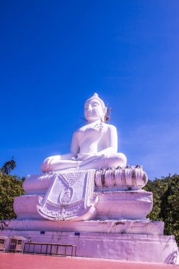 Beyaz Buda heykeli, Tayland 'daki Phra Maeyen tapınağında yapım aşamasında..