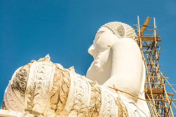 Beyaz Buda heykeli, Tayland 'daki Phra Maeyen tapınağında yapım aşamasında..