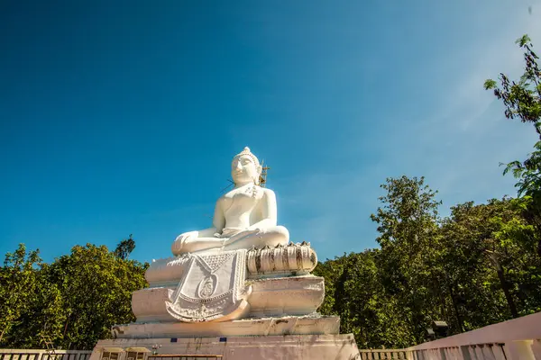 Beyaz Buda heykeli, Tayland 'daki Phra Maeyen tapınağında yapım aşamasında..