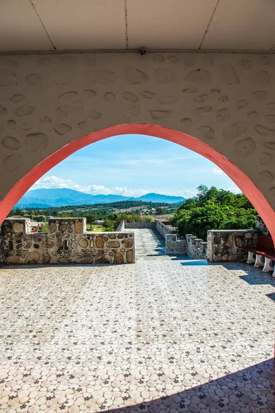 Çin stili kapı çerçevesi. Tayland 'daki Santichon köyünün üst manzaralı..