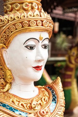 Tayland 'daki Nantaram tapınağında Tayland tarzı melek heykeli.