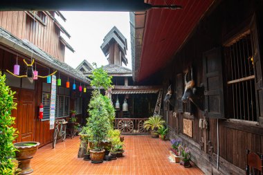 Tayland 'da Nantaram Tapınağı' nda Tayland yerlisi olan eski bir bina..