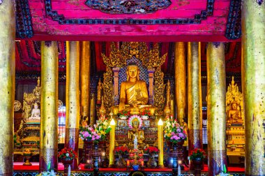 Tayland 'daki Nantaram tapınağındaki eski Buda heykeli..