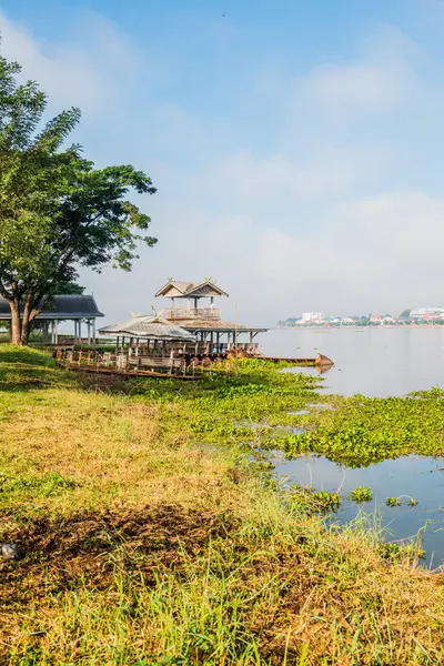 Tayland 'da kış mevsiminde Phayao Gölü' nün yanındaki şehir..