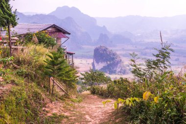 Tayland Phulangka Ulusal Parkı 'nda Dağ Manzaralı Küçük Ev.