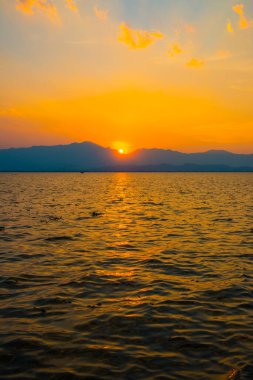 Kwan Phayao Gölü 'nde gün batımı, Tayland.