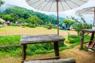 Beyaz şemsiyeli piknik masası, Tayland.