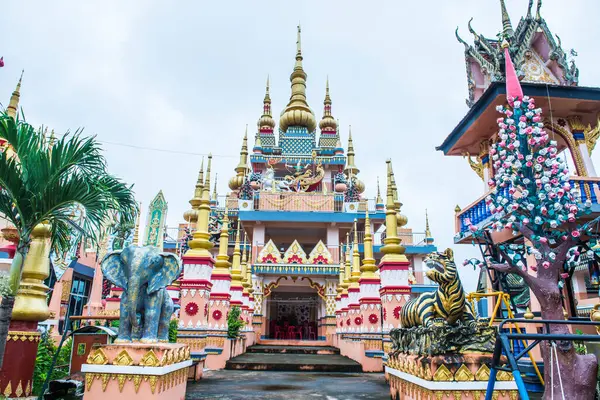 Tayland 'daki Huai Sai Khao Tapınağı' ndaki güzel bina..