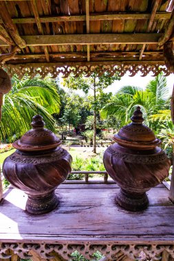 Tayland 'da parkta bir sürahi terracotta..