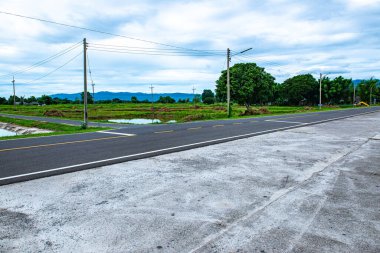 Tayland 'da Kwan Phayao Gölü' nün yanında balık havuzlu koşu pisti..
