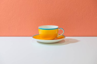 Turuncu duvarlı sarı kahve fincanı, Tayland.