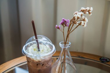 Plastik bardakta buzlu kakao, Tayland.