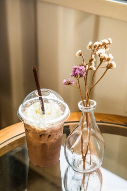 Plastik bardakta buzlu kakao, Tayland.