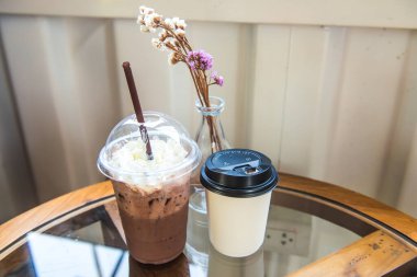 Plastik bardakta buzlu kakao ve Tayland Kağıt Kupada sıcak kahve..