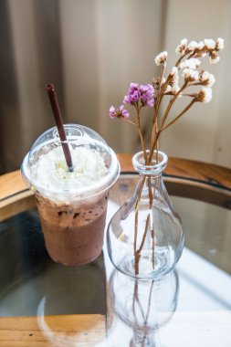 Plastik bardakta buzlu kakao, Tayland.