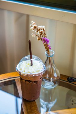 Plastik bardakta buzlu kakao, Tayland.