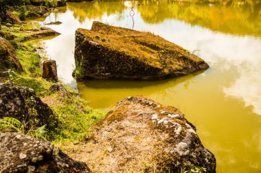 Tayland 'ın Chiangmai bölgesinde yeşil gölü olan antik bir taş..