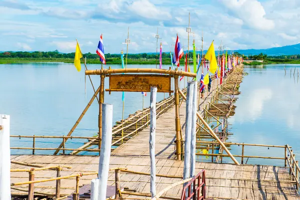 Tayland 'ın Phayao ilindeki göldeki Bambu Köprüsü