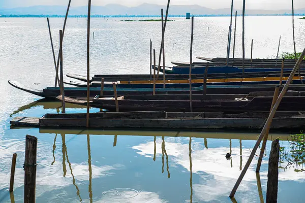 Tayland, Kwan Phayao Gölü 'ndeki yerli Tayland teknesi..