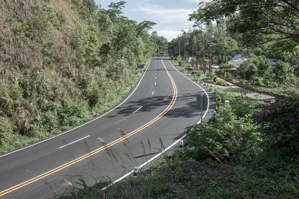 Kwan Phayao 'nun Tayland' daki dağ manzarası.