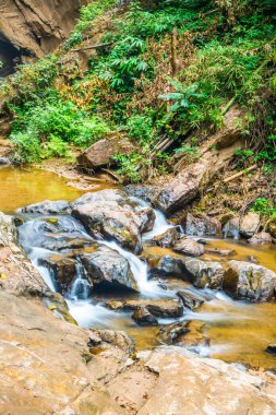 Mork Fa Şelalesi 'nde su akıyor, Tayland.