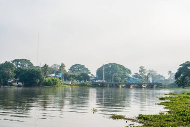 Tayland 'da kış mevsiminde Phayao Gölü' nün yanındaki şehir..