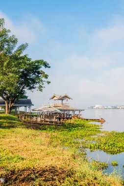 Tayland 'da kış mevsiminde Phayao Gölü' nün yanındaki şehir..