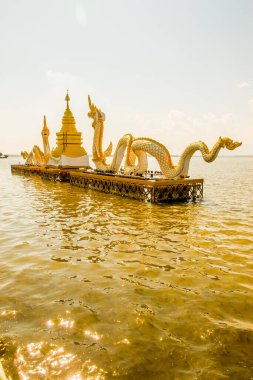 Beyaz Naga heykeli Kwan Phayao, Tayland 'da.