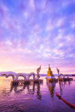 Beyaz Naga heykeli Kwan Phayao, Tayland 'da.