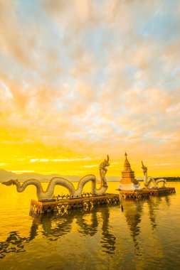 Beyaz Naga heykeli Kwan Phayao, Tayland 'da.