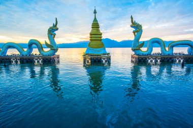 Beyaz Naga heykeli Kwan Phayao, Tayland 'da.