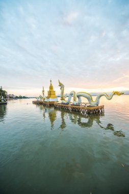 Beyaz Naga heykeli Kwan Phayao, Tayland 'da.