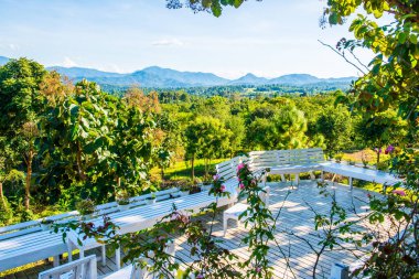 Doğal manzaralı beyaz bank, Tayland.
