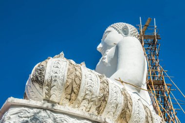 Beyaz Buda heykeli, Tayland 'daki Phra Maeyen tapınağında yapım aşamasında..